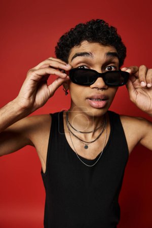 Téléchargez les photos : Beau Afro-Américain portant des lunettes de soleil noires tendance. - en image libre de droit