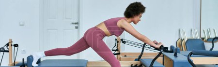 Téléchargez les photos : Femme faisant de l'exercice sur machine fixe - en image libre de droit