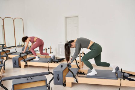 Frauen üben anmutig im Fitnessstudio.