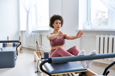 Mujer centrada en la rutina de ejercicios, pilates.