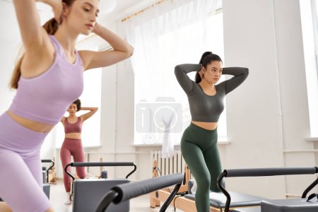 Eine Gruppe von Frauen steht zusammen in einem Fitnessstudio, bereit, sich gegenseitig zu stärken und bei ihrer Fitness-Reise zu unterstützen..