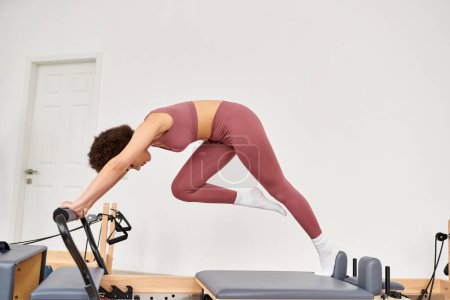 Sportliche Frau praktiziert anmutig Pilates.