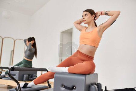 Téléchargez les photos : Belles femmes sportives faisant de l'exercice pendant la leçon de pilates. - en image libre de droit
