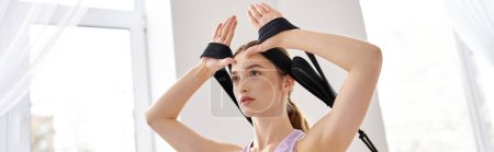 Téléchargez les photos : Jeune femme en vêtements de sport exercice sur pilates leçon. - en image libre de droit