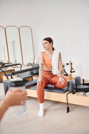 Sportliche Frauen verbringen Zeit miteinander auf Pilates-Kurs im Fitnessstudio, entspannen.