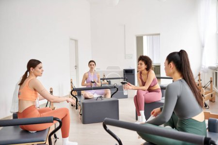 Téléchargez les photos : Fit femmes passer du temps ensemble sur pilates leçon de gym, détente. - en image libre de droit