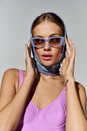 Foto de Mujer con estilo emana confianza en gafas de sol y bufanda para la cabeza. - Imagen libre de derechos