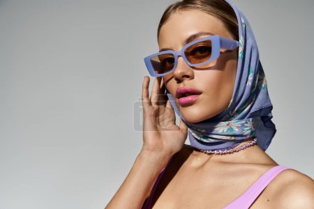 Foto de Mujer con estilo con gafas de sol y bufanda. - Imagen libre de derechos