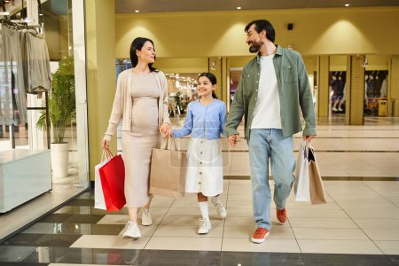 Une famille joyeuse, chargée de sacs à provisions, se promène dans un centre commercial animé lors d'un week-end shopping amusant.