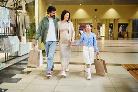 Eine glückliche Familie, die Einkaufstüten trägt, genießt einen gemütlichen Spaziergang durch ein belebtes Einkaufszentrum bei einem Wochenendausflug.