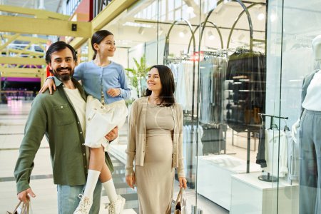 Eine glückliche Familie, Eltern und Kinder spazieren gemütlich durch ein pulsierendes Einkaufszentrum voller Geschäfte, Menschen und farbenfroher Auslagen.