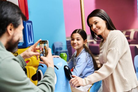 Téléchargez les photos : Père capture une photo de sa famille heureuse explorant le magasin de jouets pendant un week-end amusant sortie. - en image libre de droit