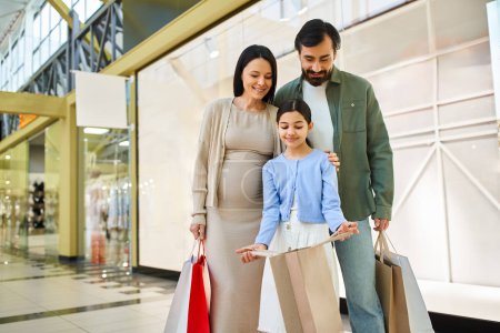 Une famille heureuse avec des sacs à provisions profitant d'une sortie de week-end dans un centre commercial animé, créant des souvenirs spéciaux ensemble.