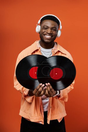 Homme noir élégant avec écouteurs et disque vinyle.