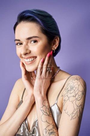 Téléchargez les photos : A stylish young woman with tattoos on her arms is striking a confident pose, showcasing her unique body art. - en image libre de droit