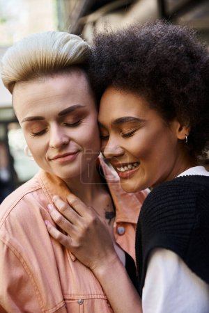 Foto de Dos mujeres se abrazan en un gesto amoroso. - Imagen libre de derechos