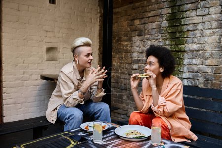 Foto de Dos mujeres disfrutando de una comida en una mesa en un café. - Imagen libre de derechos