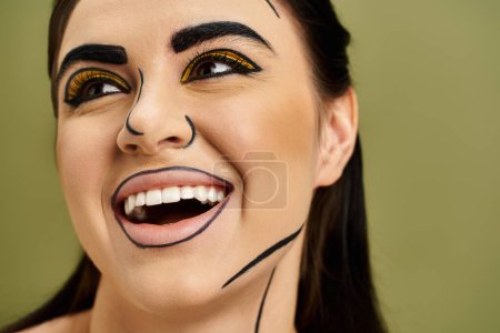 Mujer morena en maquillaje de arte pop con tonos negros y amarillos.