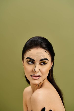 Una guapa morena vestida con maquillaje que se asemeja al pop art, ocultando su cara con una máscara falsa y usando guantes negros.