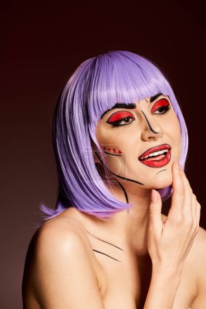 Una mujer impresionante con el pelo morado y el maquillaje creativo de arte pop golpeando una pose sobre un fondo negro.