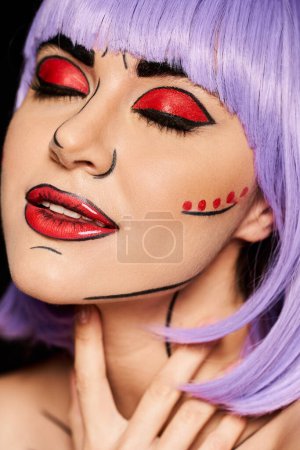 Une femme frappante avec des cheveux violets brillants et un maquillage pop art coloré, incarnant un personnage de bandes dessinées
