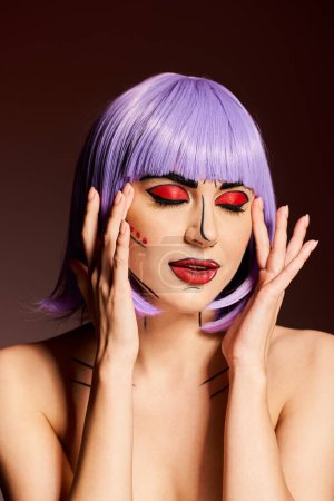 Une femme frappante aux cheveux violets et aux yeux rouges, ornée de maquillage pop art créatif, dégage un air de mystère sur fond noir.