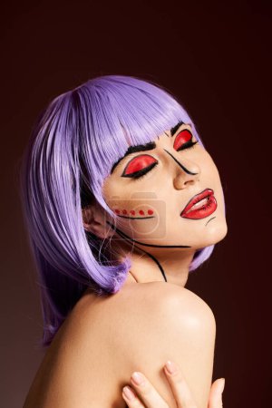 Une femme frappante aux cheveux violets et au maquillage pop art coloré sur fond noir.