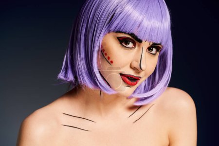 Eine auffällige Person mit lebhaften lila Haaren und artistischem Make-up, die an eine Figur aus einem Comic erinnert, vor schwarzem Hintergrund.