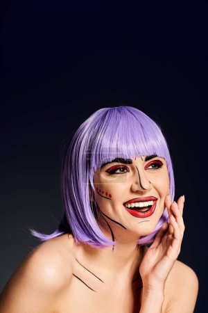 Une femme frappante porte une perruque violette et un maquillage pop art audacieux, incarnant un personnage de bandes dessinées sur un fond noir.