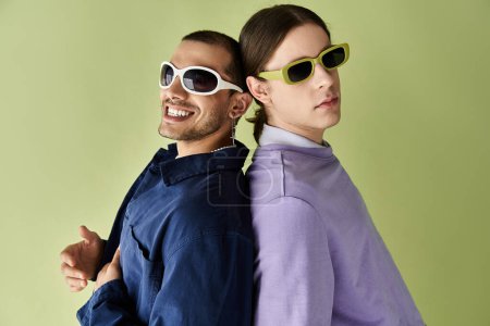 deux hommes portant des lunettes de soleil profitant de temps de qualité ensemble.