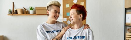 Una joven pareja lesbiana, vistiendo camisetas voluntarias, uniéndose en obras de caridad.