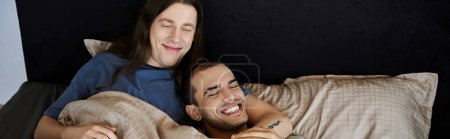 Una joven pareja gay comparte un momento tierno, riéndose y disfrutando de la compañía de los demás en su dormitorio.