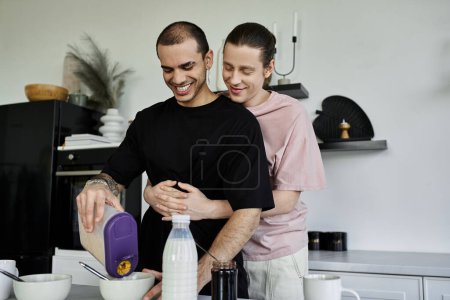 Una joven pareja gay hace el desayuno juntos en su cocina moderna.