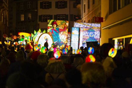 Téléchargez les photos : Bâle, Suisse - 27 février 2023. Vue de rue avec lanternes éclairées - en image libre de droit