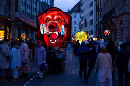 Téléchargez les photos : Bâle, Suisse - 27 février 2023. Vue de rue avec lanternes éclairées - en image libre de droit