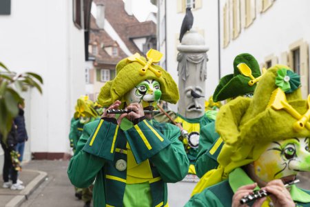 Téléchargez les photos : Bâle, Suisse - 1er mars 2023. Groupe de participants au carnaval jouant de la flûte piccolo - en image libre de droit
