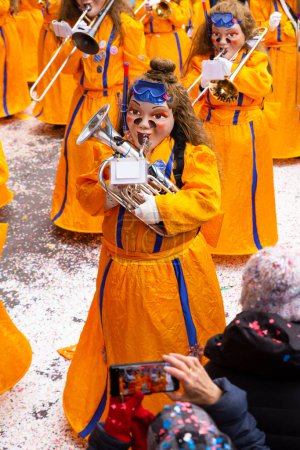 Téléchargez les photos : Bâle, Suisse - 1er mars 2023. Gugge groupe de musique en costumes orange - en image libre de droit