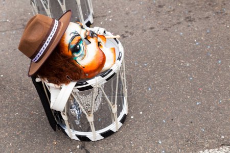 Téléchargez les photos : Bâle, Suisse - 28 février 2023. Gros plan d'un masque de carnaval et d'une caisse claire - en image libre de droit