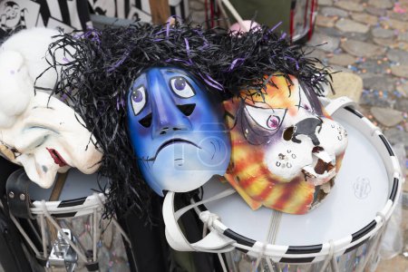Téléchargez les photos : Bâle, Suisse - 28 février 2023. Gros plan sur les masques de carnaval et les caisses claire-voie - en image libre de droit