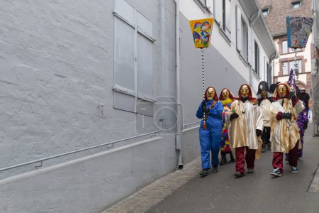 Téléchargez les photos : Bâle, Suisse - 28 février 2023. Gros plan d'un groupe de parade en costumes jouant au piccolo - en image libre de droit