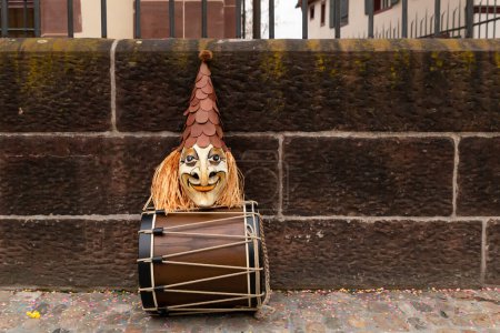 Téléchargez les photos : Bâle, Suisse - 28 février 2023. Gros plan d'un masque de carnaval et d'une caisse claire - en image libre de droit