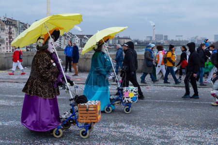 Téléchargez les photos : Bâle, Suisse - 28 février 2023. Participants au carnaval en costumes sur le pont du milieu - en image libre de droit