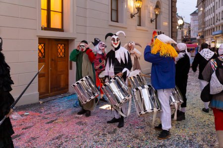 Téléchargez les photos : Bâle, Suisse - 28 février 2023. Participants au carnaval en costumes avec caisse claire - en image libre de droit