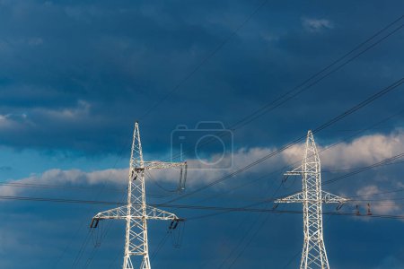 Foto de Dos pilones de una línea de alto voltaje contra el cielo - Imagen libre de derechos