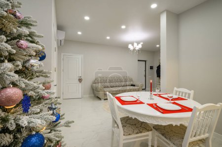 Téléchargez les photos : Intérieur de la salle à manger lumineuse décorée avec arbre de Noël - en image libre de droit