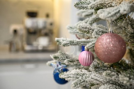 Foto de Rama de árbol de Navidad decorada primer plano en fondo borroso cocina - Imagen libre de derechos