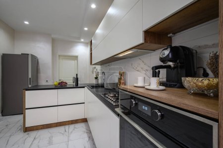 Foto de Gran interior de cocina de lujo blanco y negro, primer plano del horno y otros electrodomésticos - Imagen libre de derechos