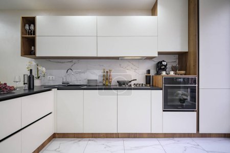 Téléchargez les photos : Grand intérieur de cuisine de luxe blanc et noir, toute la vue de face - en image libre de droit