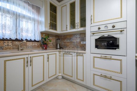 Foto de Blanco clásico acogedor cocina y comedor en el interior de la ciudad - Imagen libre de derechos