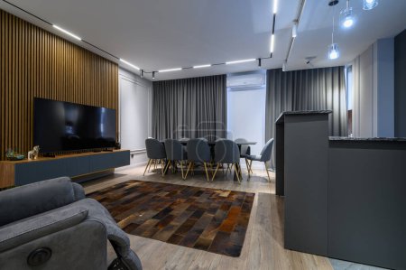 Téléchargez les photos : Salon de luxe avec chaises de massage et cuisine grise dans le studio intérieur - en image libre de droit